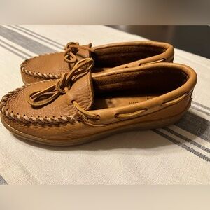 Minnetonka Moose Hide natural #490, women’s moccasins, size 6